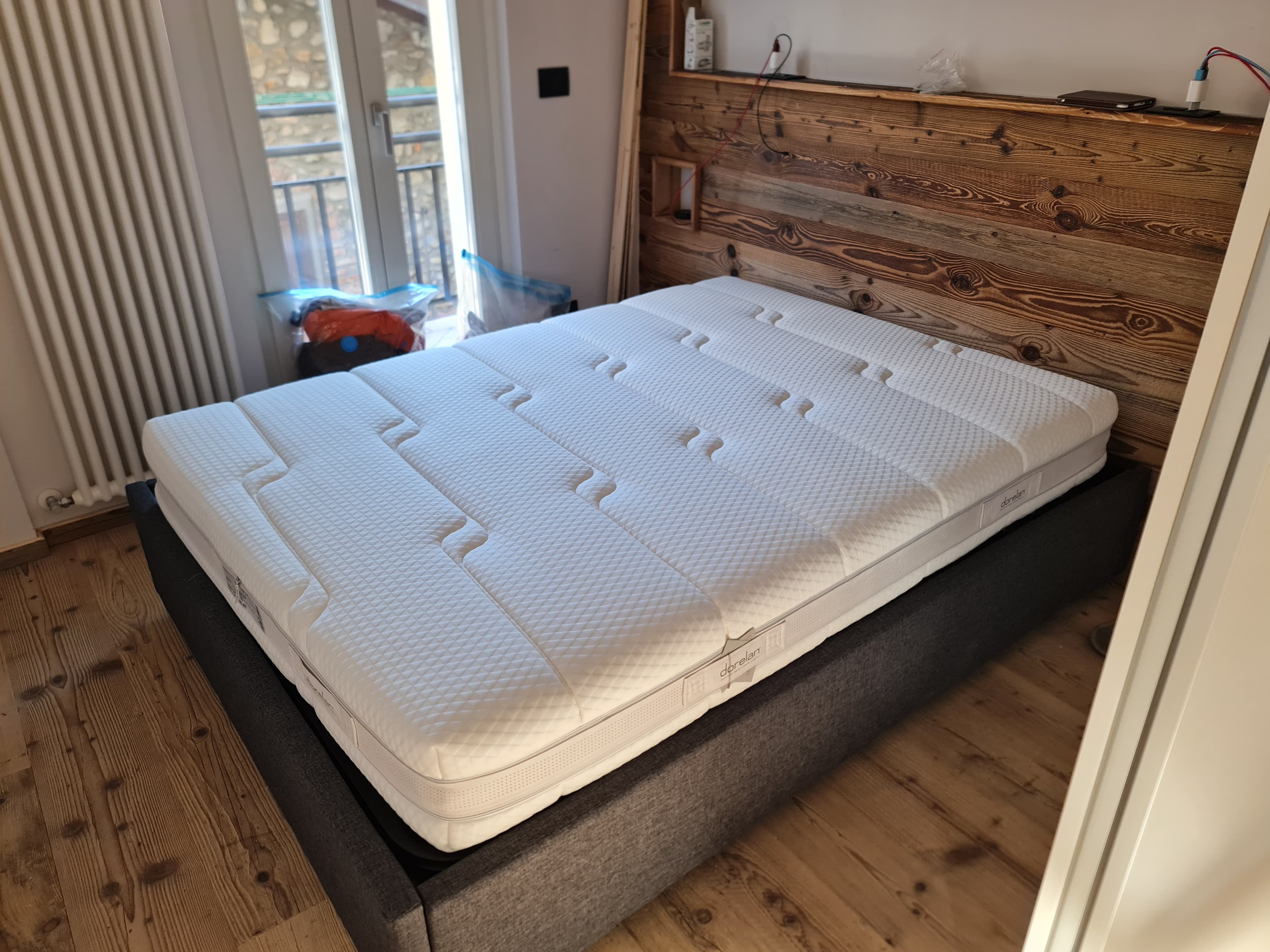 Pièce de vie avec canapé, ambiance chalet contemporain à Bijou Limone