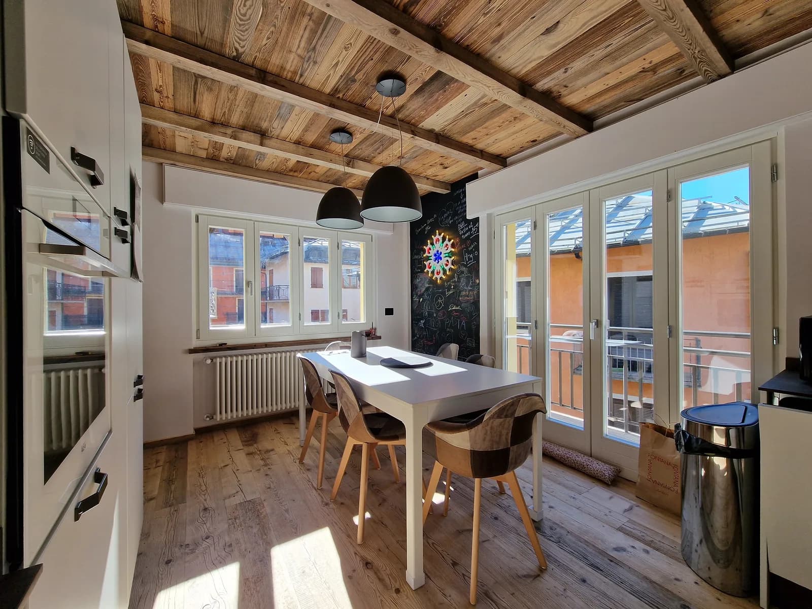 Ausgestattete Küche und Essbereich in der Ferienwohnung Bijou Limone