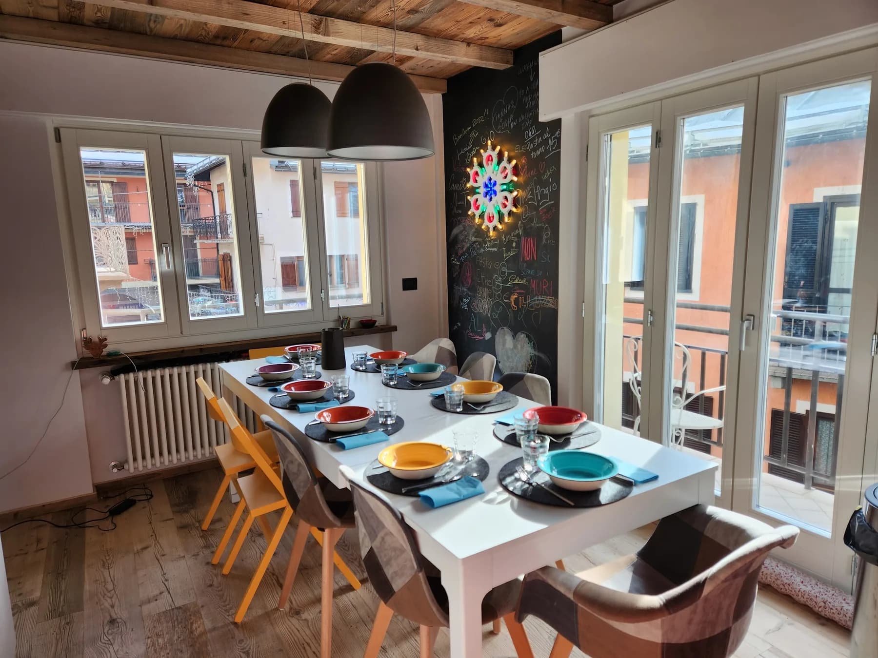 Bright dining room with a set table in the Bijou Limone apartment